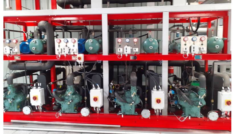 Refrigeration units with 4 compressors